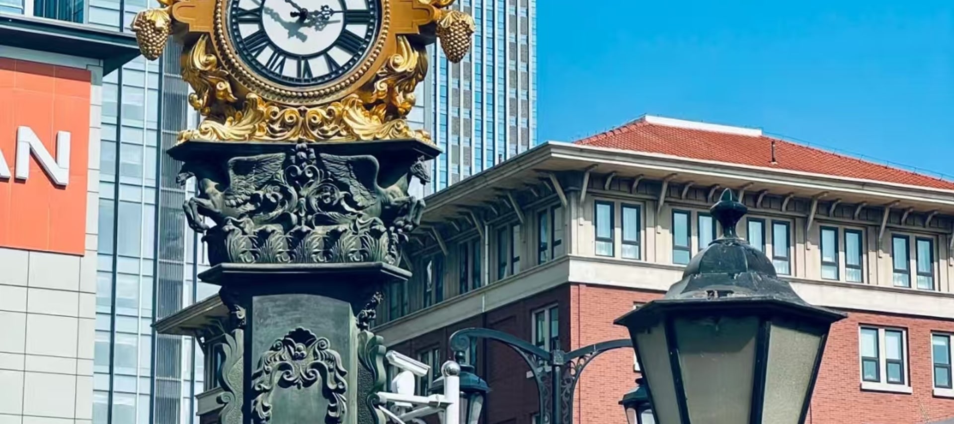 這裡曾經是英界,在民國時期,清朝遺老、北洋政府裡很多官員名流都曾在這裡寓居,一棟棟優美典雅的洋房彷彿在訴說著津門曾經的風雲故事 這裡曾經是英界,在民國時期,清朝遺老、北洋政府裡很多官員名流都曾在這裡寓居,一棟棟優美典雅的洋房彷彿在訴說著津門曾經的風雲故事