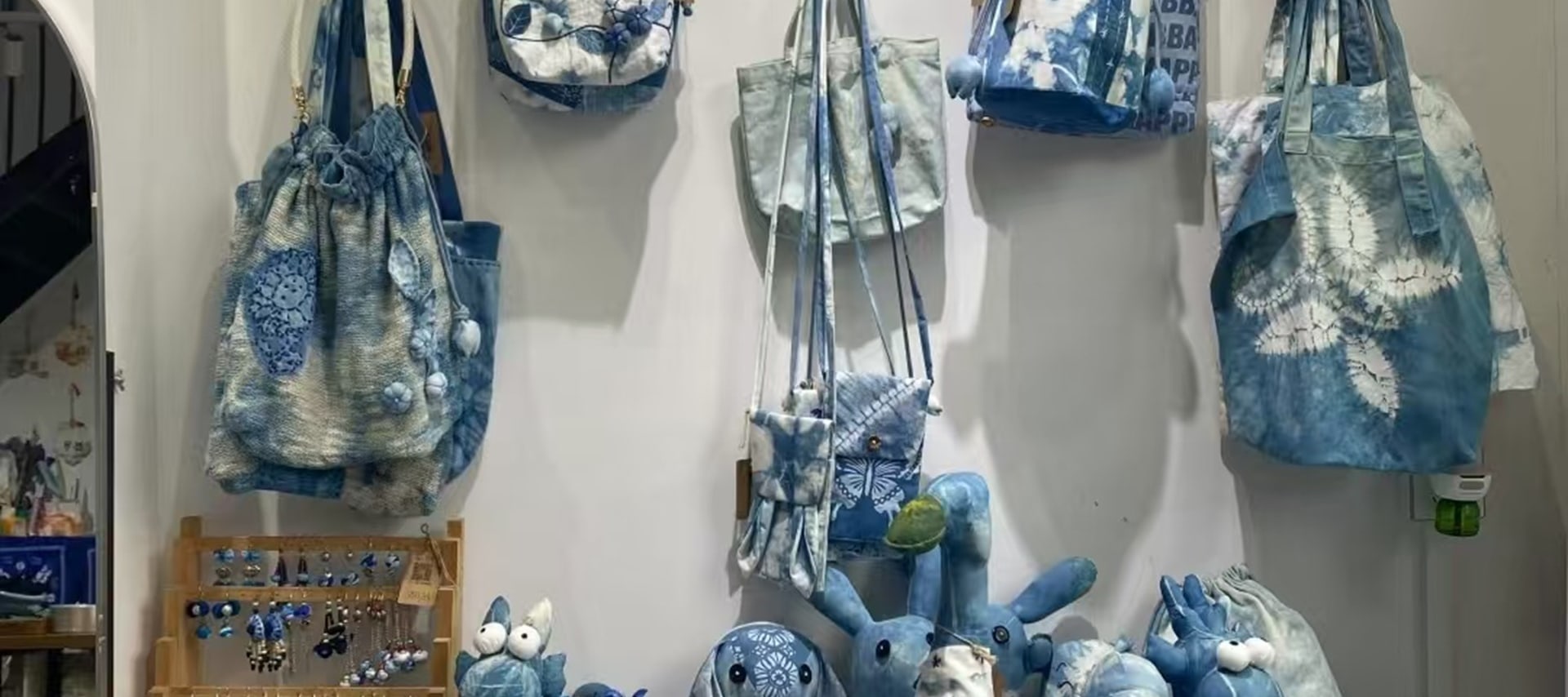 布料浸入染缸時呈深灰色，取出氧化後逐漸變藍，第一次染色偏淺灰藍，復染則加深為靛藍，每一次提染都能收穫不同色調，如同 “色彩魔法”