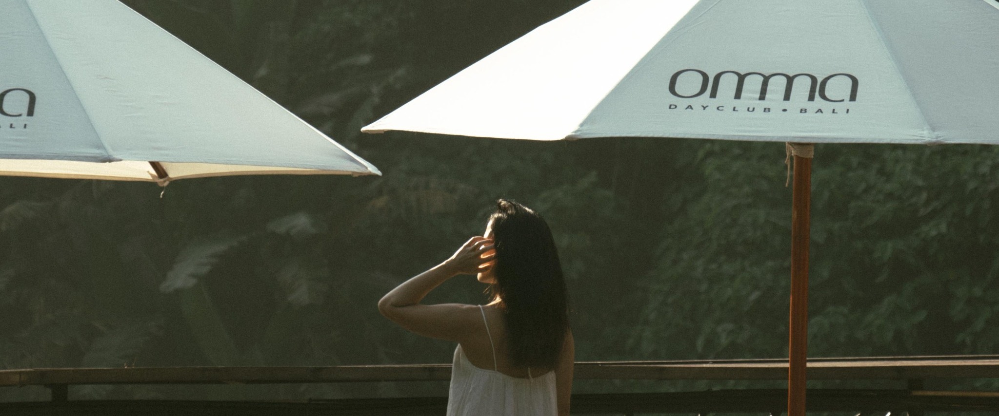 在Omma Dayclub與朋友共度夢幻般的日子，泳池中迴盪著歡笑聲，瀑布的背景描繪出我們完美的休閒畫布。