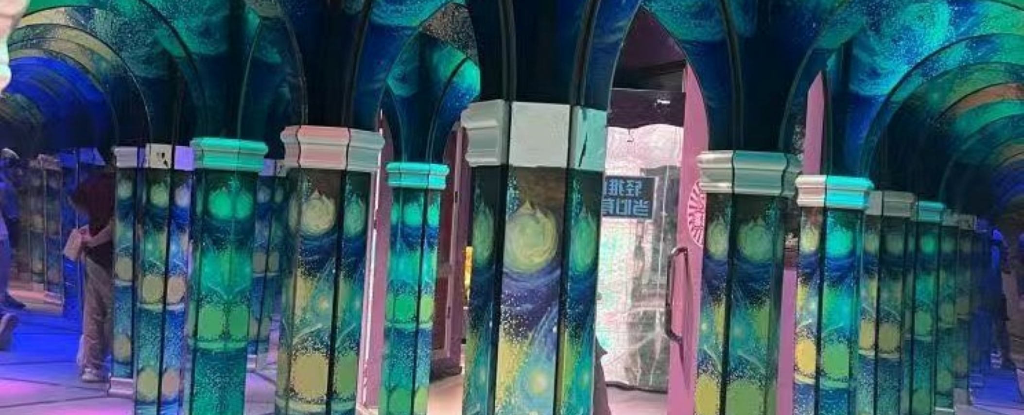 聲光電在此夢幻交融，燈光變化自帶濾鏡效果