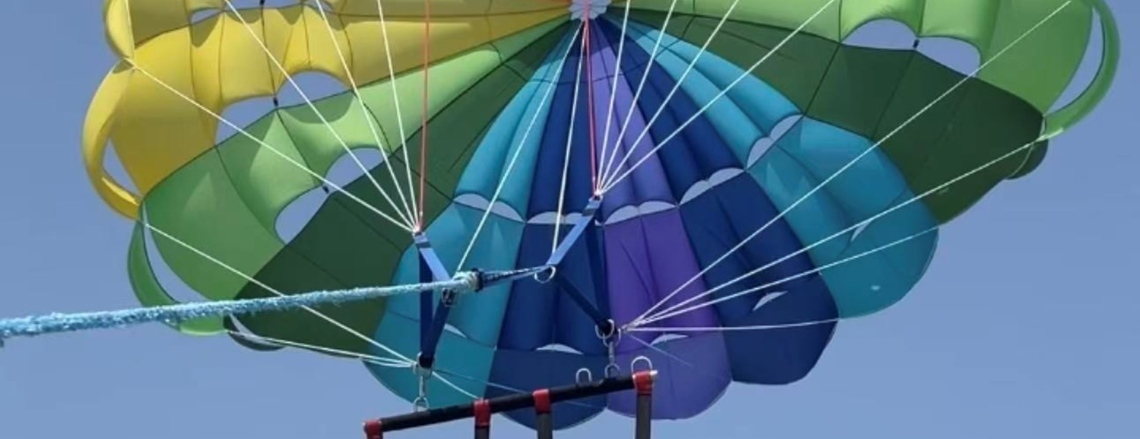 As the parasail takes you away from the sea, worries seem to be left behind. The sea is as blue as clear glass, the fishing boats are as small as building blocks, the wind passes through your armpits, and your breathing becomes light.
