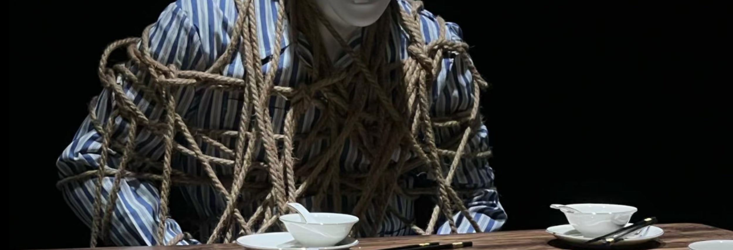 整個展覽圍繞精神健康這一主題徐徐鋪陳，用繪畫、雕塑、影像等多元藝術形式，為我們打開了一扇通往精神世界的大門