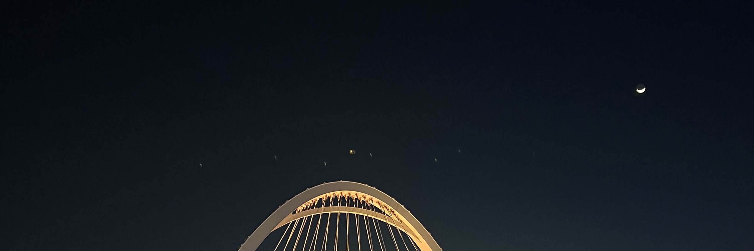 鎮西湖畔公園是首屈一指的夜景勝地，擁有被絢麗彩虹燈光照亮的迷人全景。