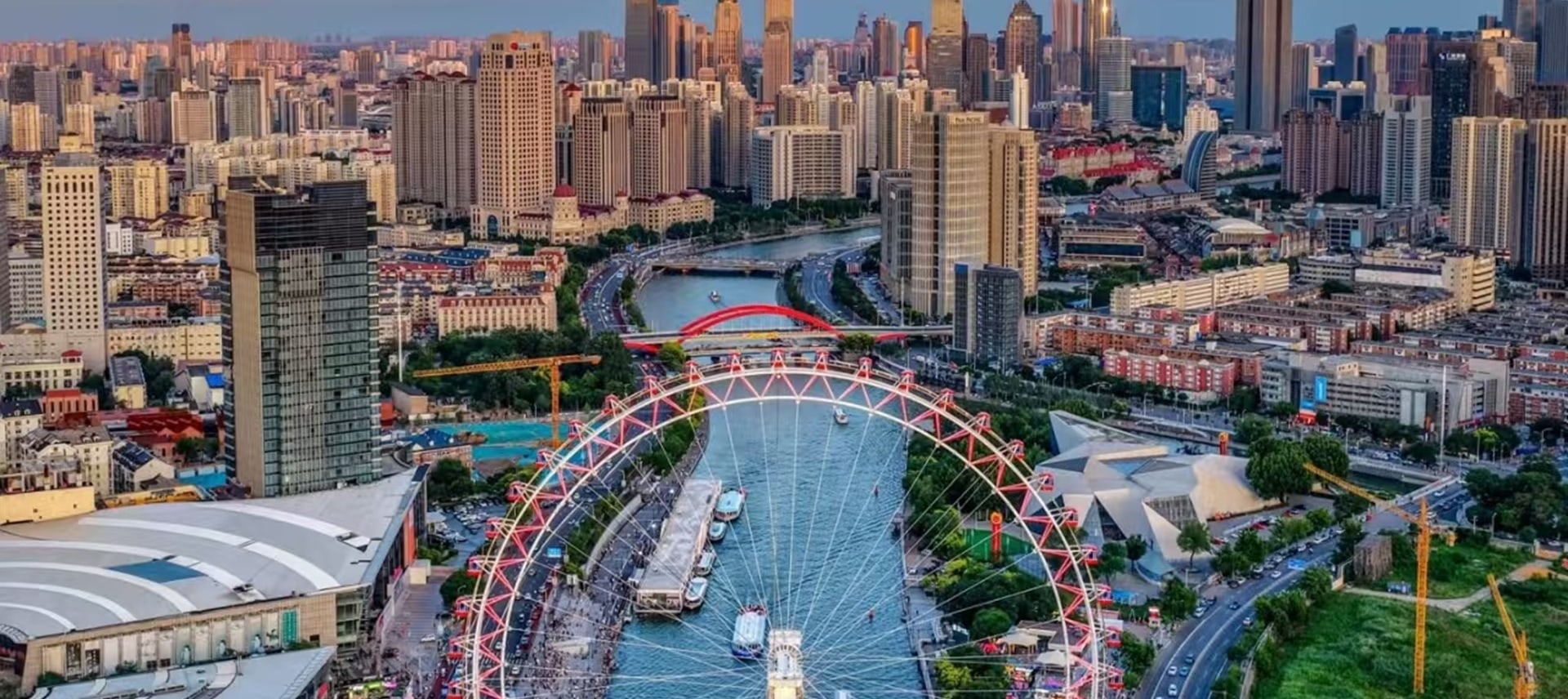 摩天輪的塔架採用箱型截面,塔腿與塔柱成 120 度夾角,輪箍採用三角形斷面鋼管桁架式結構 摩天輪的塔架採用箱型截面,塔腿與塔柱成 120 度夾角,輪箍採用三角形斷面鋼管桁架式結構