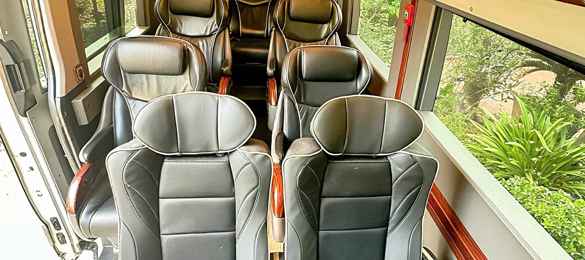 9-Seat Limousine Bus