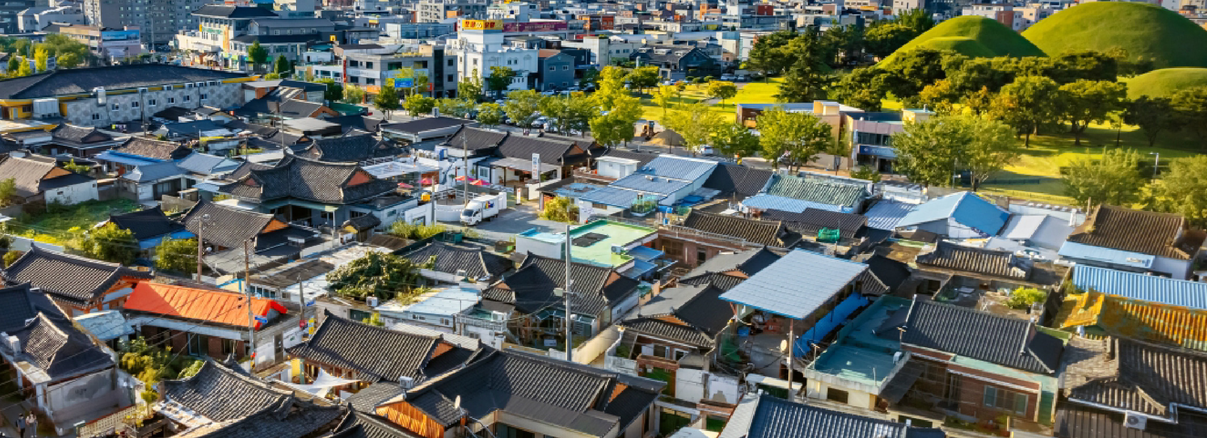 沿著皇理團路漫步於古老的皇家陵墓和時尚的咖啡館之間，沉浸在歷史與現代喧囂的獨特融合中。