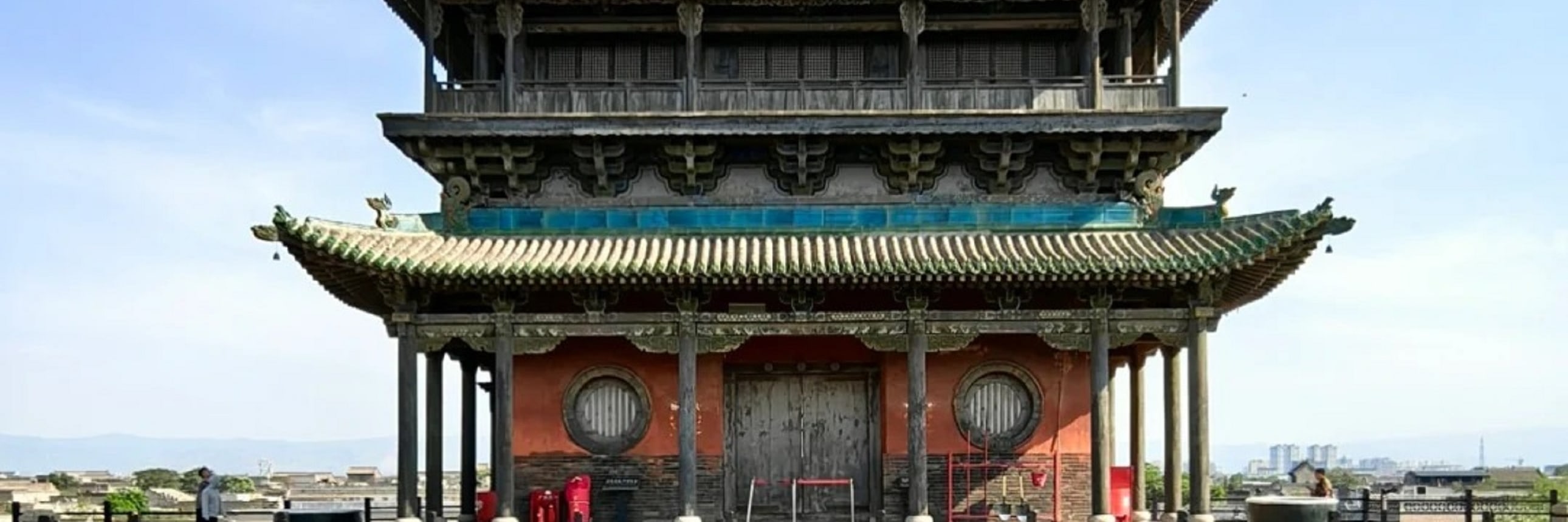 平遙古城城樓雄姿盡顯，青磚灰瓦搭配層疊飛簷，古城牆厚重古樸，盡顯晉地歷史底蘊，是極具代表性的文化地標風貌