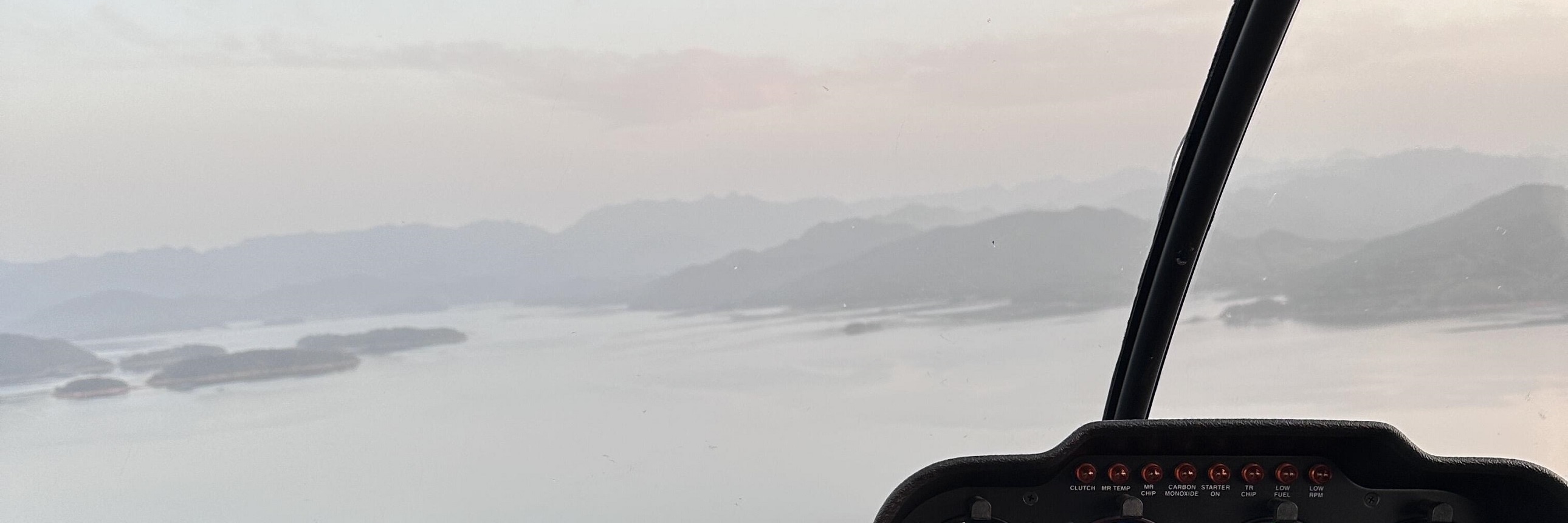 駕駛艙視角下，千島湖島群錯落有致鋪展眼前，澄澈湖水與翠綠島嶼交織，儀表盤與湖景同框，科技感與自然美碰撞，上帝視角盡顯震撼