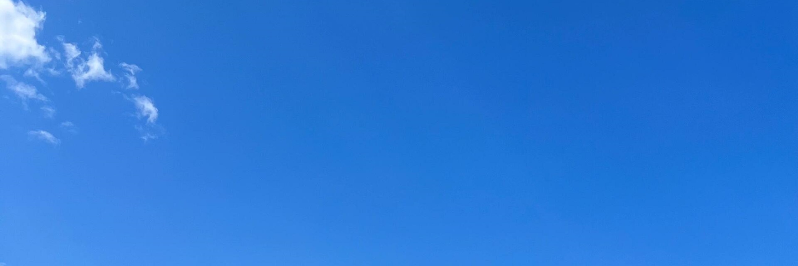 直升機飛越層疊遠山，藍天為幕，青山為底，飛行軌跡劃破天際，畫面開闊又詩意，盡顯千島湖上空的自由與靈動之美
