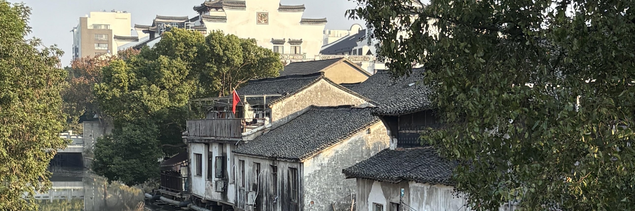 碧水如鏡，倒映著白牆黛瓦與蔥鬱綠樹，烏鎮的清晨靜謐又治癒，一河一屋一木，都寫滿了江南的溫柔詩意