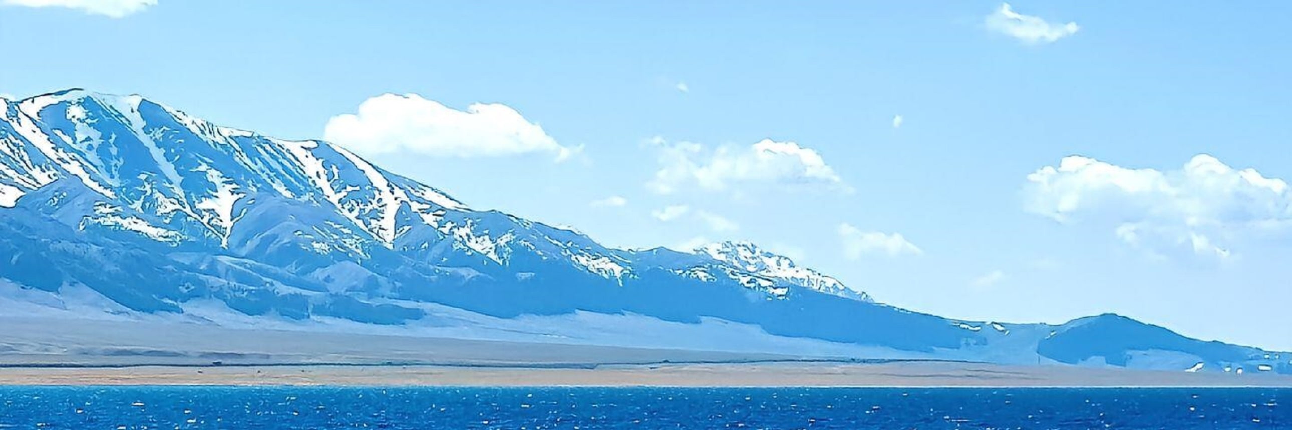 晴日裡的賽里木湖藍得透亮，遠處天山雪山輪廓清晰