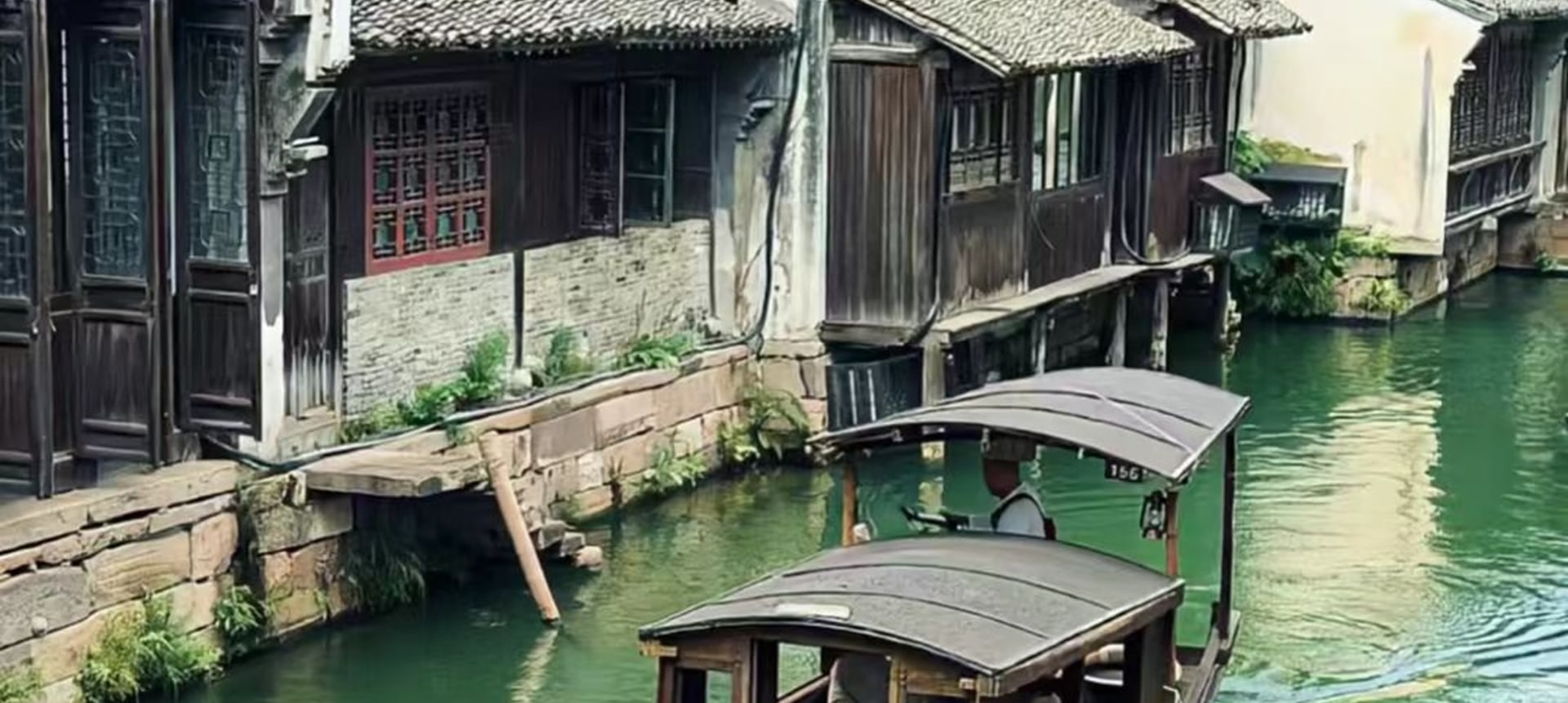 乘坐搖櫓船,緩緩穿梭於西塘的水巷之間,彷彿置身於東方的威尼斯,船伕輕輕搖動船櫓,河水波光粼粼,兩岸的古建築倒映其中,彷彿是一幅流動的畫卷 乘坐搖櫓船,緩緩穿梭於西塘的水巷之間,彷彿置身於東方的威尼斯,船伕輕輕搖動船櫓,河水波光粼粼,兩岸的古建築倒映其中,彷彿是一幅流動的畫卷