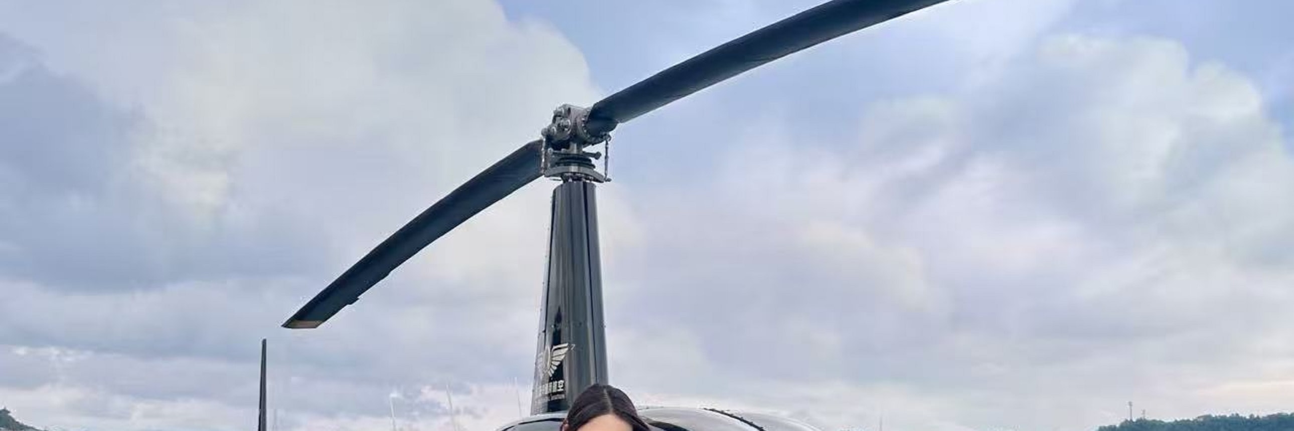女神優雅站在直升機停機坪，與黑金直升機從容同框，湖景襯得氣質又颯又高級，隨手一拍就是刷爆朋友圈的質感大片