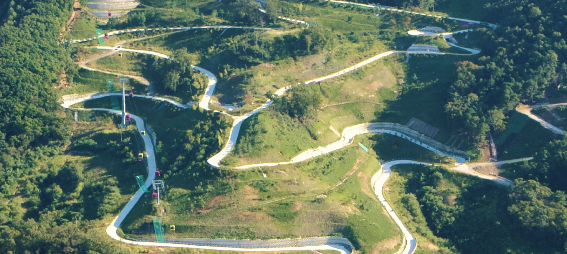 「江華島 (Ganghwa Island) 擁有如畫般的風景，這個滑車跑道蜿蜒穿梭於美景之中，樂趣無窮。