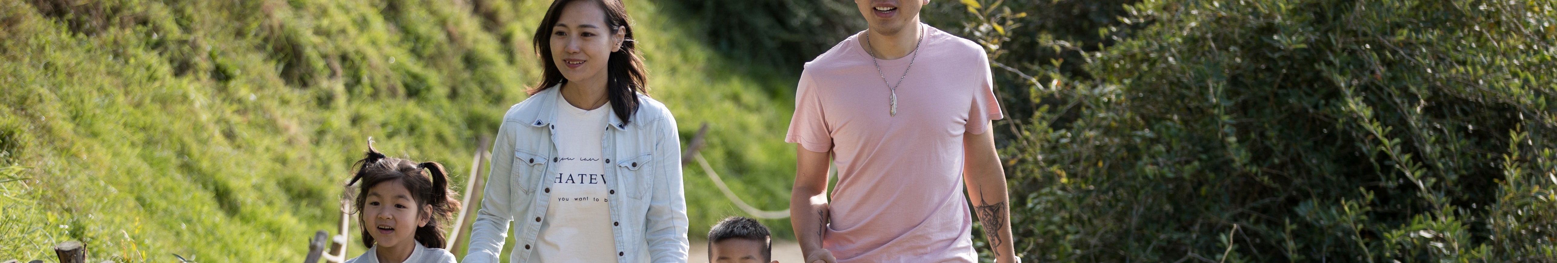 走進神奇的夏爾，漫步在綠意盎然的古樸哈比村人洞穴中