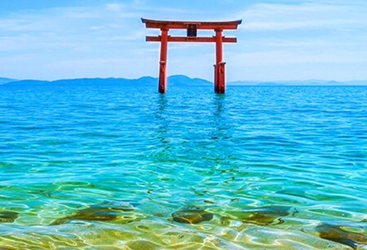 琵琶湖白鬚神社是位於日本滋賀縣高島市,有著約 2000 年曆史,以矗立在湖中的紅色大鳥居為標誌性景觀,且供奉著保佑延年益壽等的猿田彥命大神的古老神社。 琵琶湖白鬚神社是位於日本滋賀縣高島市,有著約 2000 年曆史,以矗立在湖中的紅色大鳥居為標誌性景觀,且供奉著保佑延年益壽等的猿田彥命大神的古老神社。