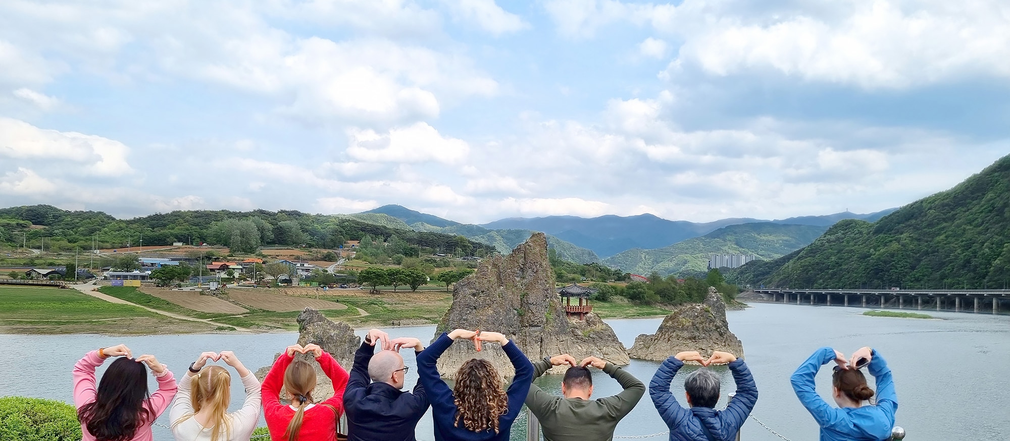 🌿 丹陽的島潭三峰是韓國最具代表性的自然地標之一，由三座岩峰組成，景色如畫。
