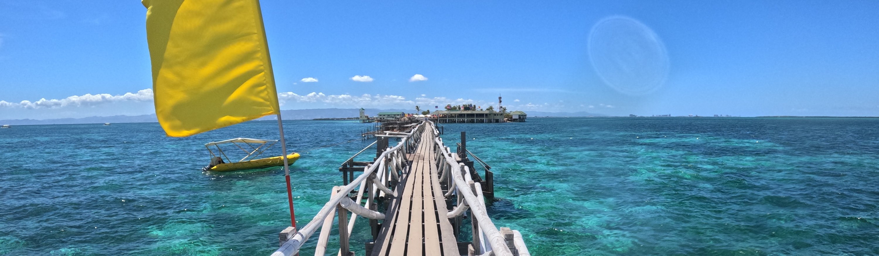 納魯蘇安島以其標誌性的長棧橋延伸到碧綠的海洋中而聞名,是跳島遊探險中必遊的亮點。 納魯蘇安島以其標誌性的長棧橋延伸到碧綠的海洋中而聞名,是跳島遊探險中必遊的亮點。