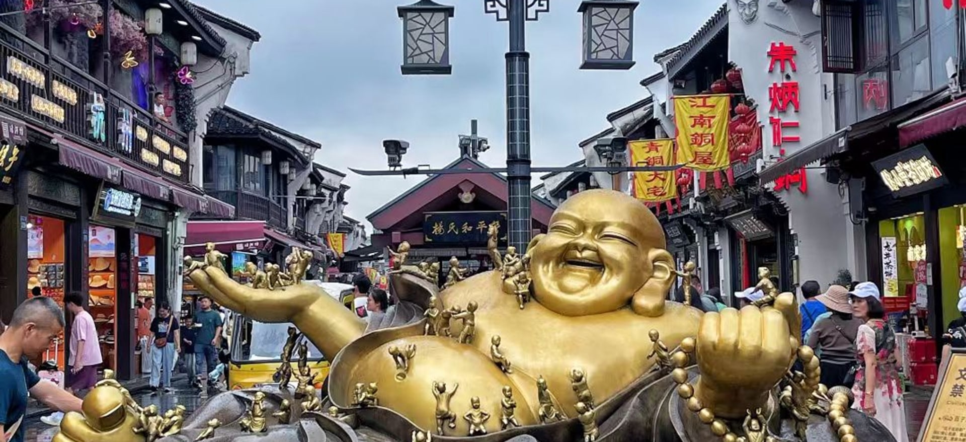 這裡曾是南宋王朝時的“皇城根兒”更是南宋的文化中心和經貿中心。洋溢著濃郁的漢文化氣息,現在經過改造又開張了很多新的商鋪。雖然這種修舊如舊的方式因為沒有時間積累的文化底蘊而顯得生硬和單薄,但那些老字號老房子還有保留,值得一訪 這裡曾是南宋王朝時的“皇城根兒”更是南宋的文化中心和經貿中心。洋溢著濃郁的漢文化氣息,現在經過改造又開張了很多新的商鋪。雖然這種修舊如舊的方式因為沒有時間積累的文化底蘊而顯得生硬和單薄,但那些老字號老房子還有保留,值得一訪