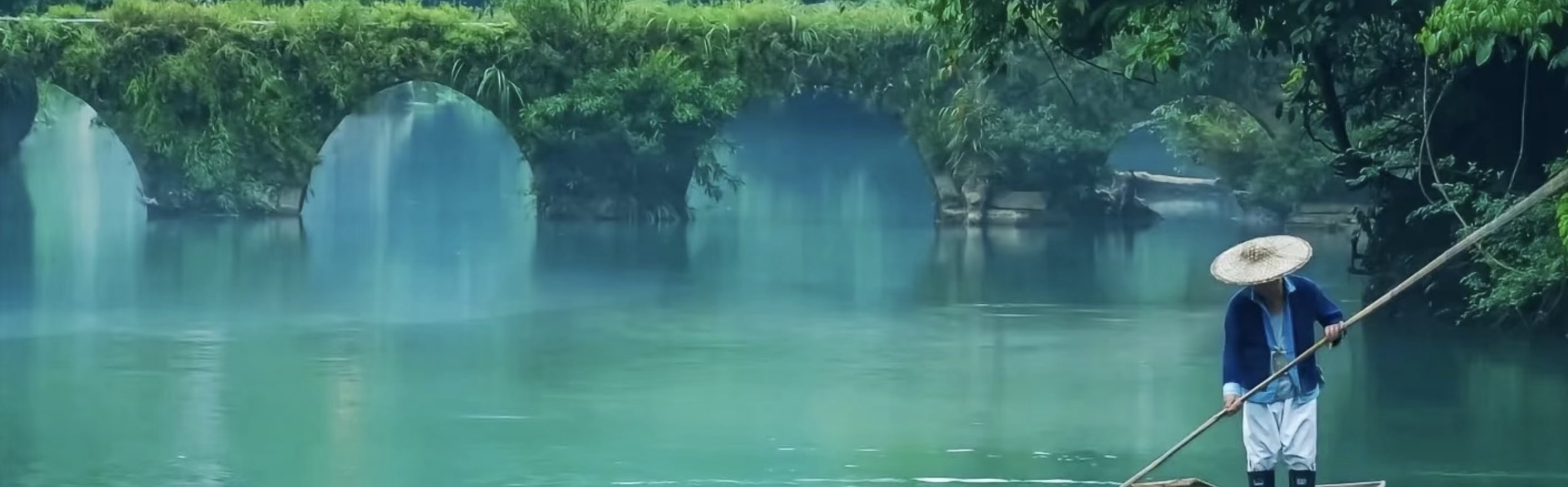 小七孔景區：“地球腰帶上的綠寶石”——【小七孔景區】。它位於貴州黔南自治州荔波縣西南部，景區北首有一座小七孔古橋，景區由此得名。景區融山、水、林、洞、湖泊和瀑布為一體，秀美幽靜，還有濃郁的土家族和瑤族風情。我們【漫步小七孔古石橋】、賞【臥龍潭】“小九寨”美景、穿越【穿越水上森林】。
若您需要景區VIP包車，下單後可聯繫客服
