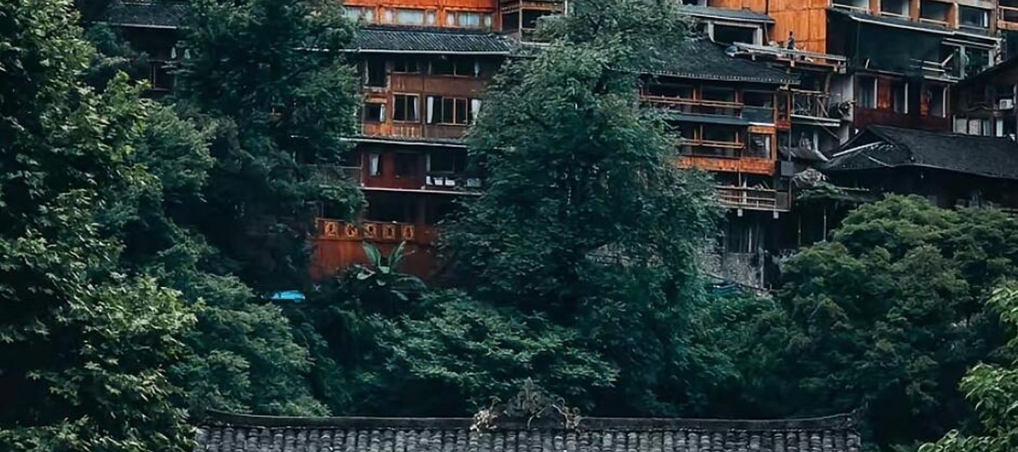 青山環抱間,西江千戶苗寨吊腳樓錯落有致,風雨橋靜臥碧波,一幅古韻悠然的山水苗鄉畫卷 青山環抱間,西江千戶苗寨吊腳樓錯落有致,風雨橋靜臥碧波,一幅古韻悠然的山水苗鄉畫卷