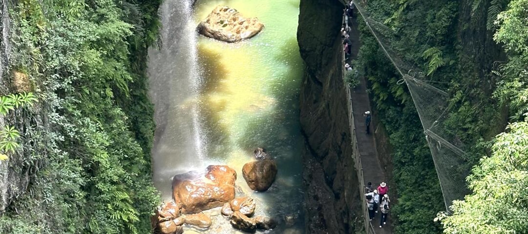 雲龍地縫，翠谷藏幽，碧水潺潺，飛瀑濺玉。漫步棧道，仿若走進綠野仙蹤之境