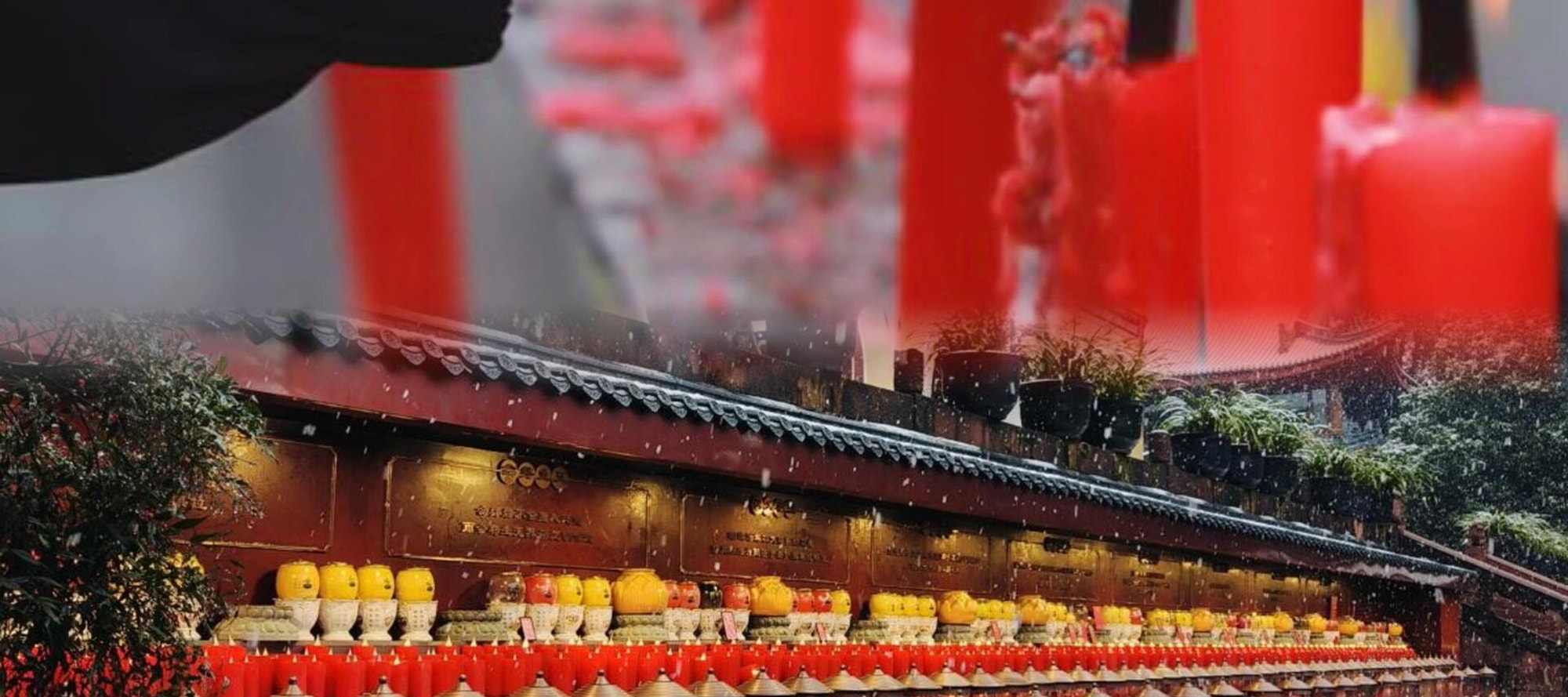 Step into the holy land of Emei, burn incense and kowtow in the ancient temple, wishing Buddha to bless you with peace, all your wishes will be answered, and blessings will last forever