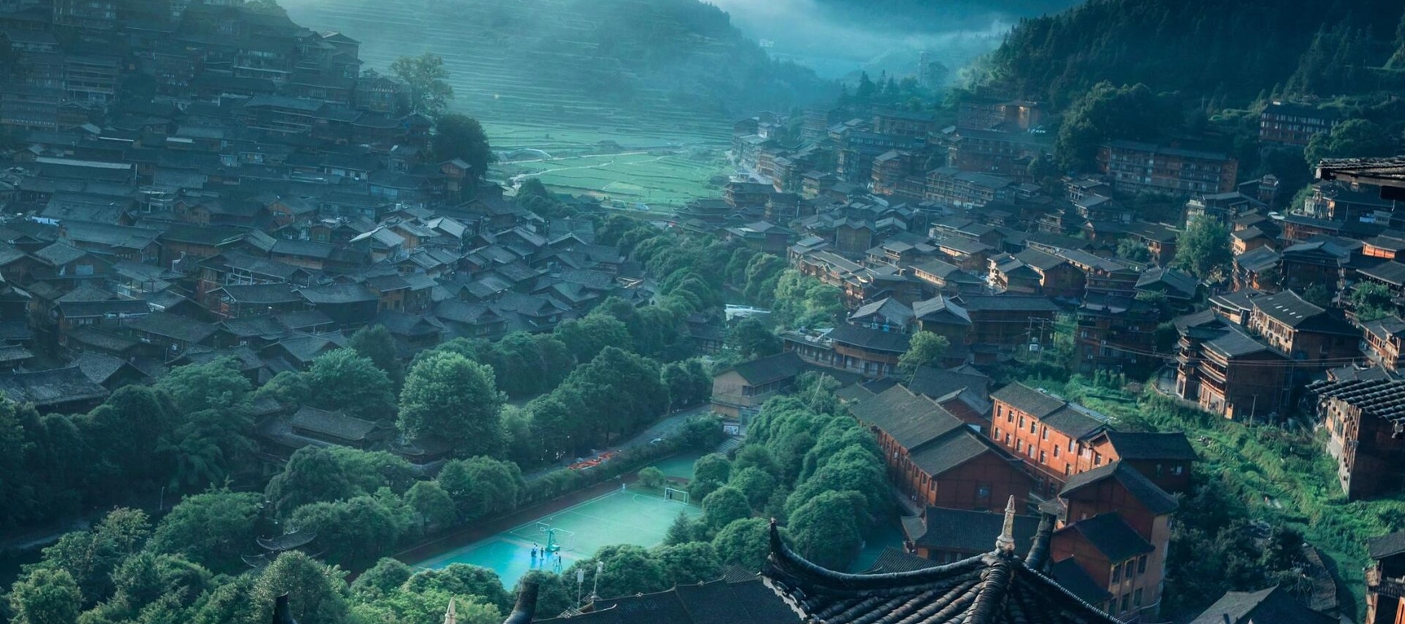 晨霧漫入西江千戶苗寨,吊腳樓若隱若現,仿若遺落人間的仙鄉,靜候你赴時光之約 晨霧漫入西江千戶苗寨,吊腳樓若隱若現,仿若遺落人間的仙鄉,靜候你赴時光之約