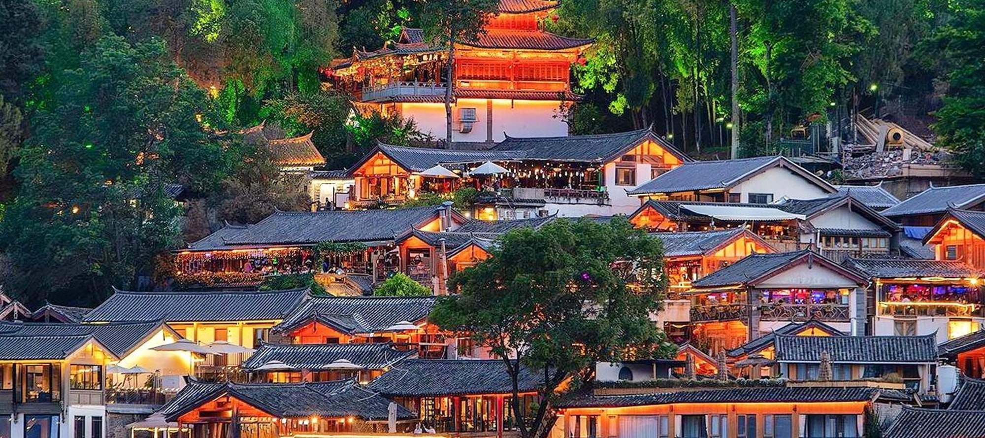 麗江古城夜，燈火漫簷角，樓閣隱翠山，藏千年浪漫