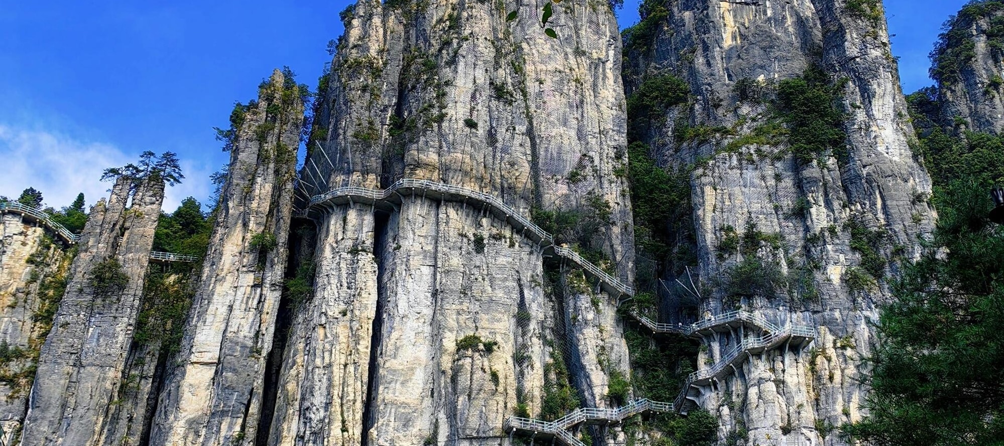 恩施大峽谷，峭壁摩天，棧道蜿蜒如龍。於雲霧間穿梭，邂逅山巔的壯闊與神秘