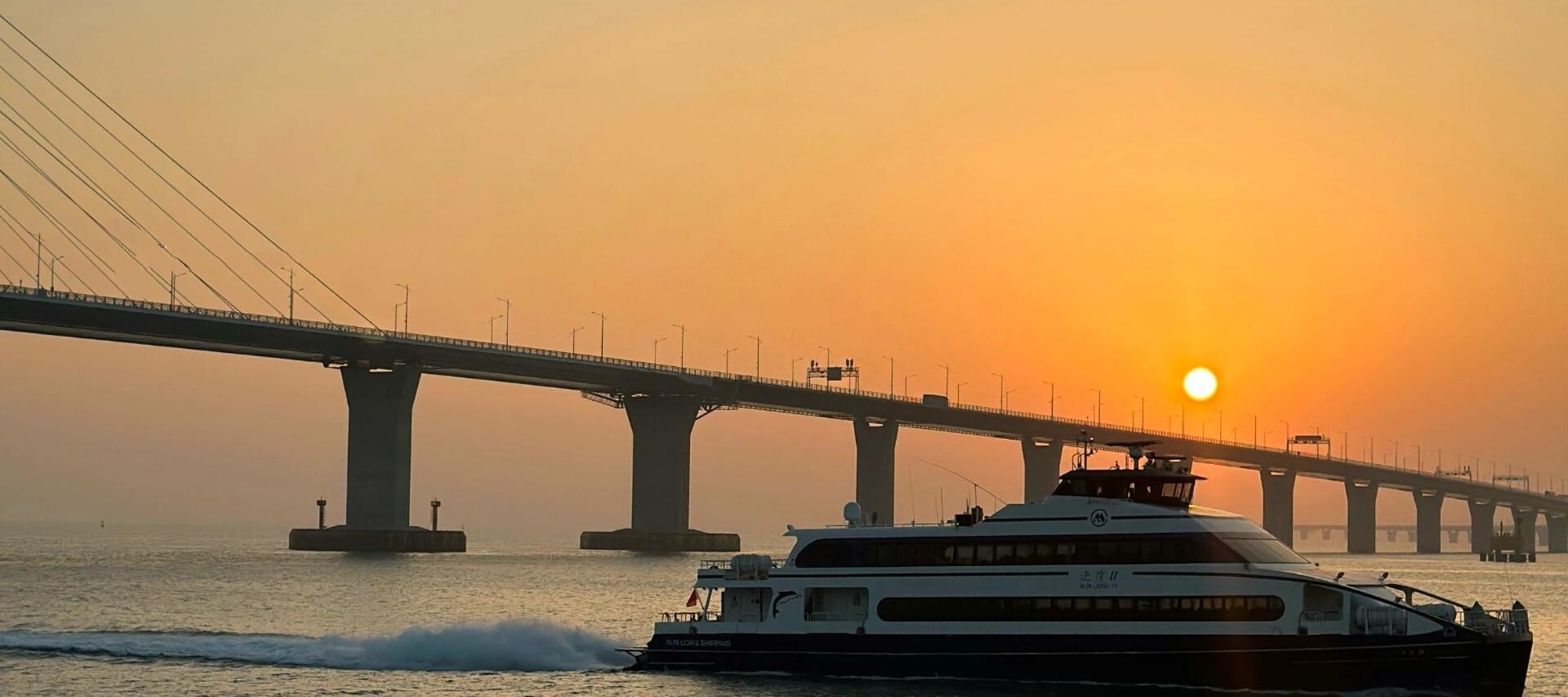 The sunset shines on the river, the cruise ship passes the bridge, and the romance of the orange sea is waiting for you to encounter