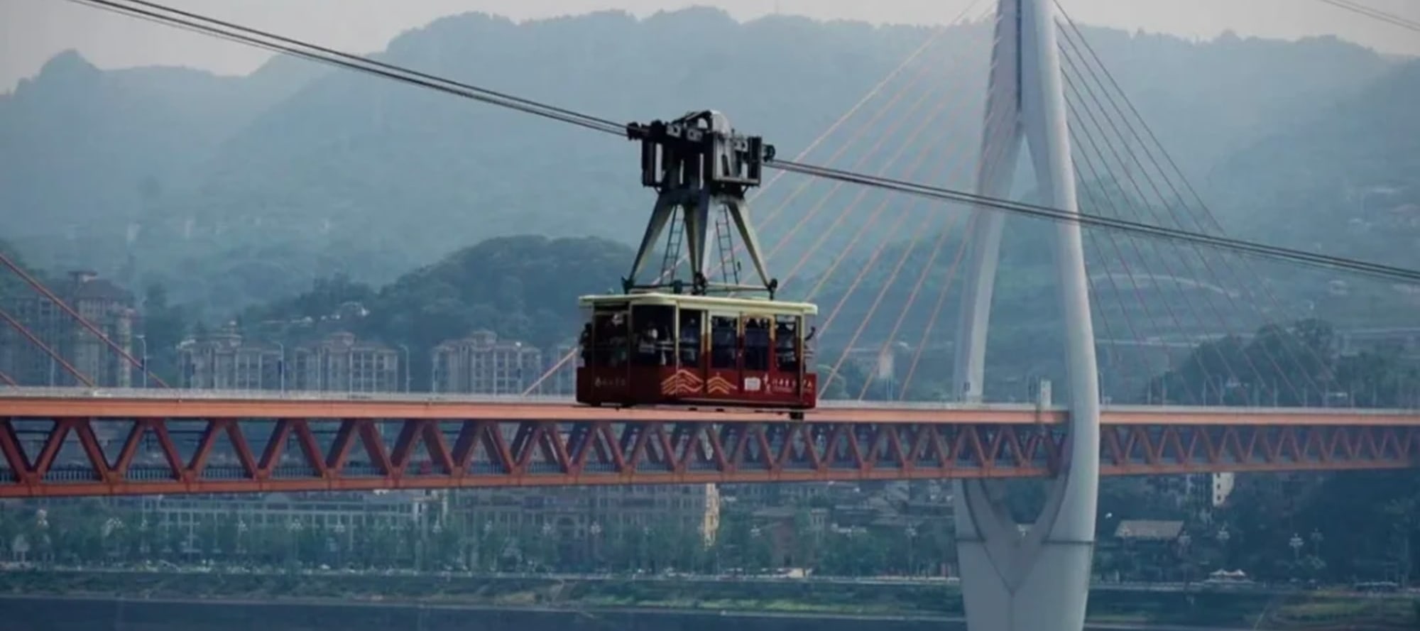When you come to Chongqing, you must take the Yangtze River Cableway, check in from the air, and encounter a different mountain city