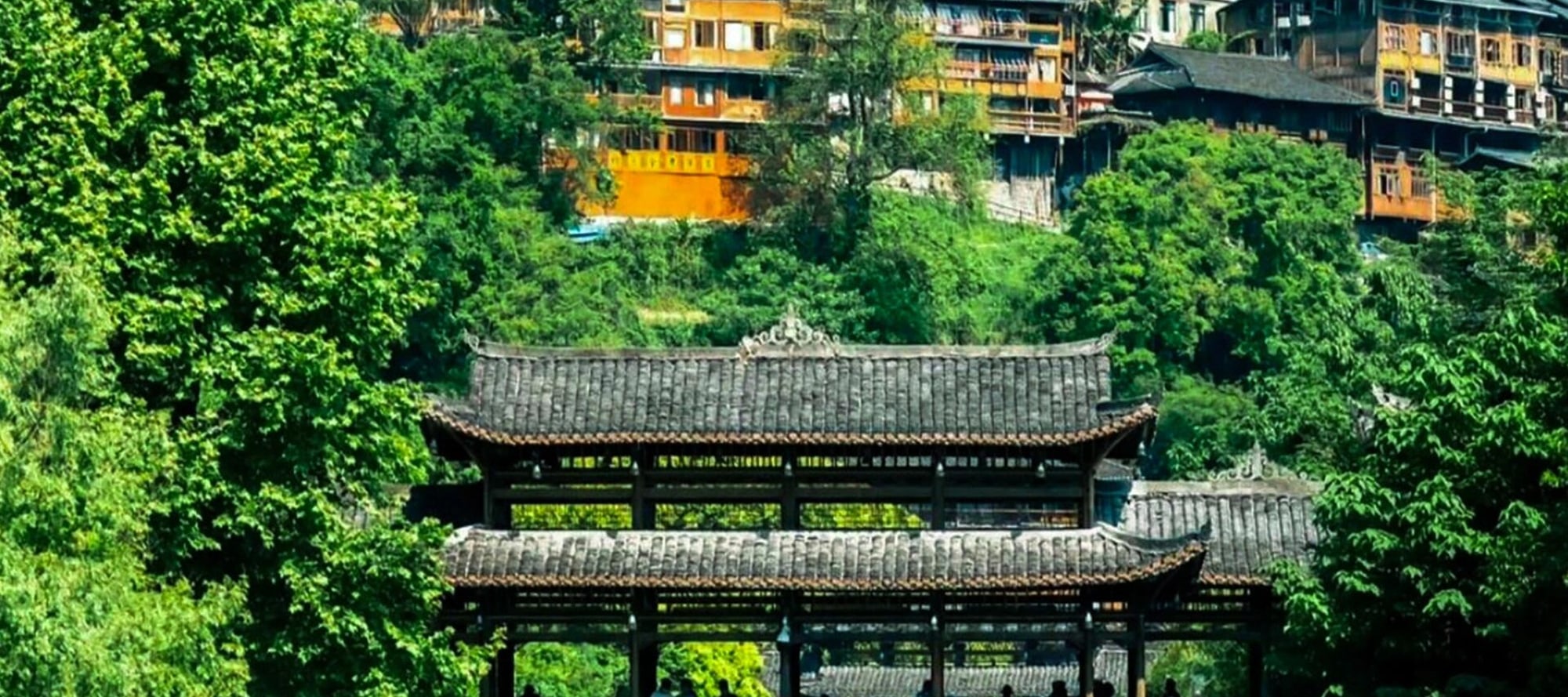 青山碧水間,西江千戶苗寨的吊腳樓與風雨橋相映成趣,宛如一首靜謐悠揚的田園詩 青山碧水間,西江千戶苗寨的吊腳樓與風雨橋相映成趣,宛如一首靜謐悠揚的田園詩