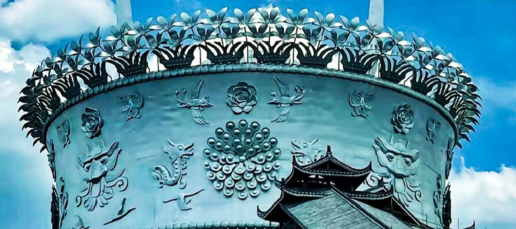 藍天白雲下,西江千戶苗寨建築似銀冠,雕刻精美,傳統韻味與民族風情滿溢 藍天白雲下,西江千戶苗寨建築似銀冠,雕刻精美,傳統韻味與民族風情滿溢