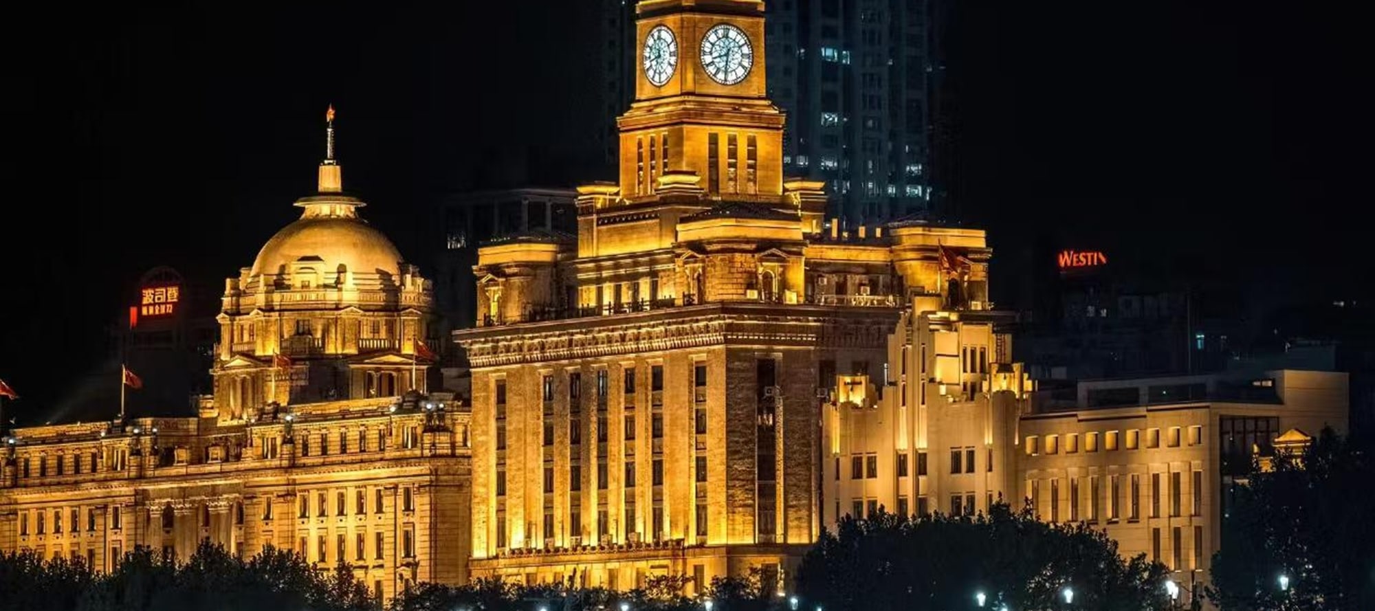 外灘百年建築,燈火輝煌,郵輪載你回溯舊時光 外灘百年建築,燈火輝煌,郵輪載你回溯舊時光