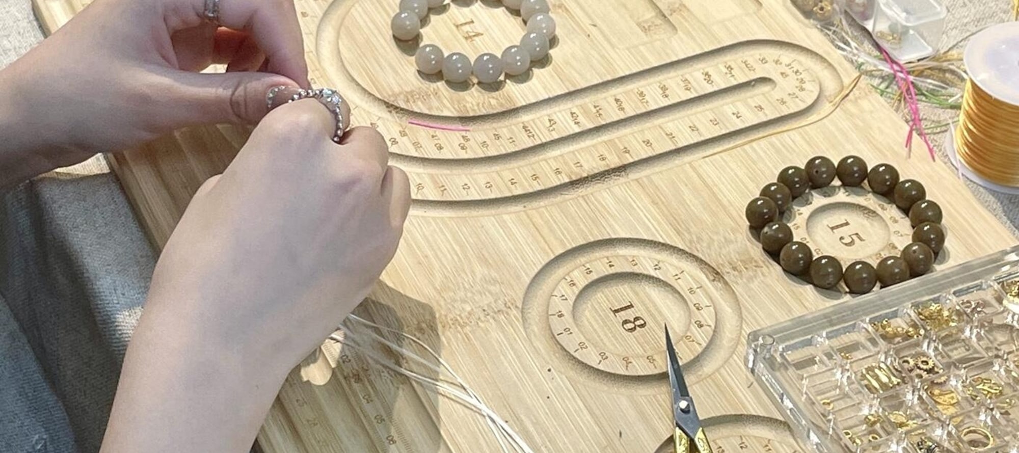 Collect the spiritual energy of Emei Mountain, string together natural pearls and jade, and create your own bracelet by hand, and treasure the Zen and blessings with you.