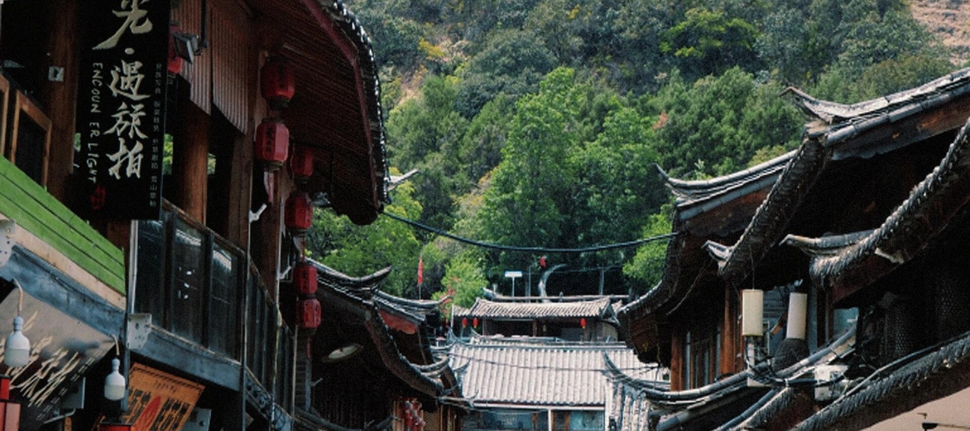 走進束河古鎮，邂逅青瓦古巷、潺潺流水，尋歲月詩意