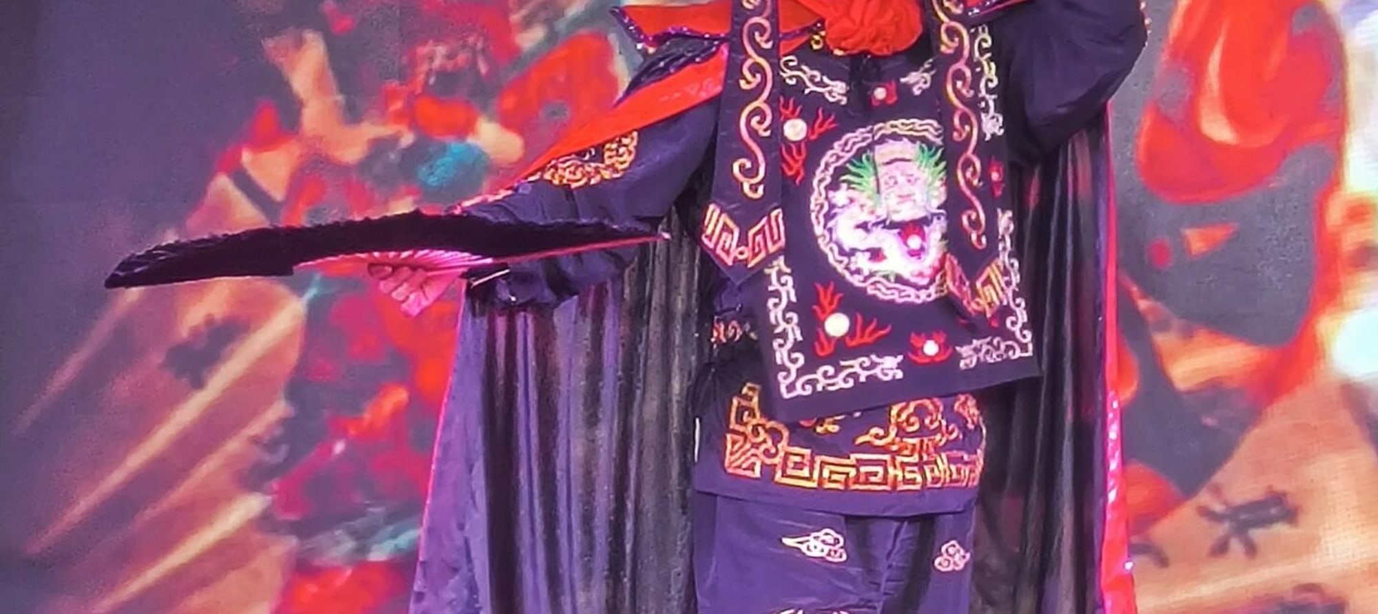 In a flash, the facial makeup changes rapidly, and the Sichuan Opera face-changing performance is a blast! Every move shows the thousand-year-old skills, a feast of intangible cultural heritage not to be missed