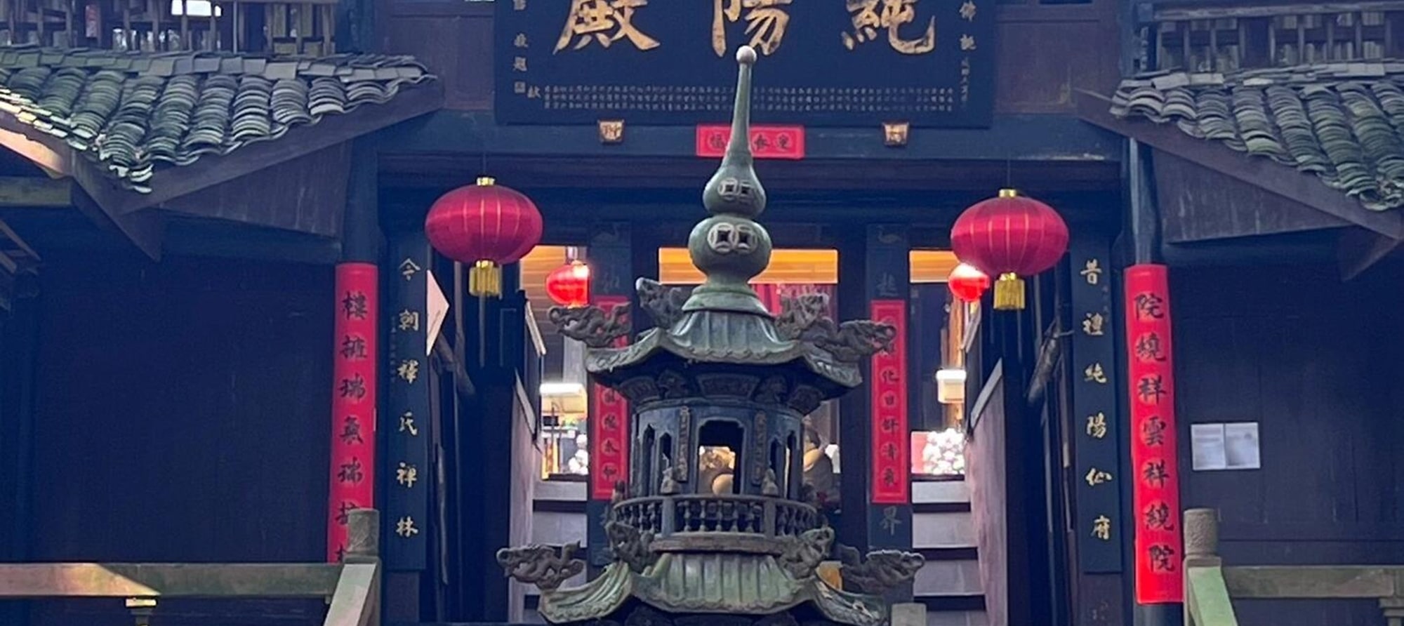 Walking into Chunyang Hall, you will see red couplets reflecting the ancient buildings and smoke curling up. In the quiet atmosphere, you will encounter Zen and find a peaceful place in your heart.