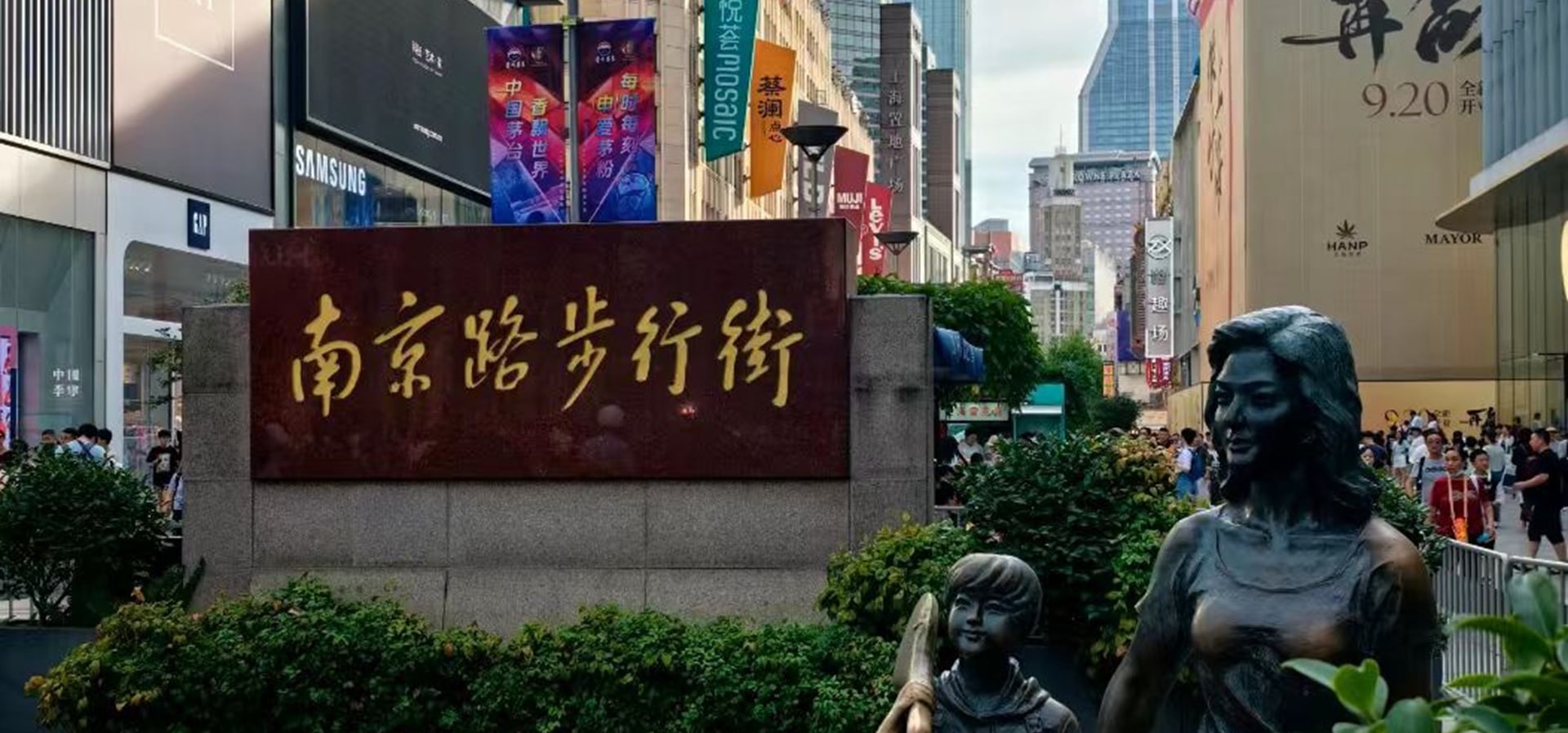 這裡曾是列強的租界,有被譽為中華第一商業街,在這裡能欣賞到百年滄桑的萬國建築博覽群和奔流不息的黃浦江 這裡曾是列強的租界,有被譽為中華第一商業街,在這裡能欣賞到百年滄桑的萬國建築博覽群和奔流不息的黃浦江