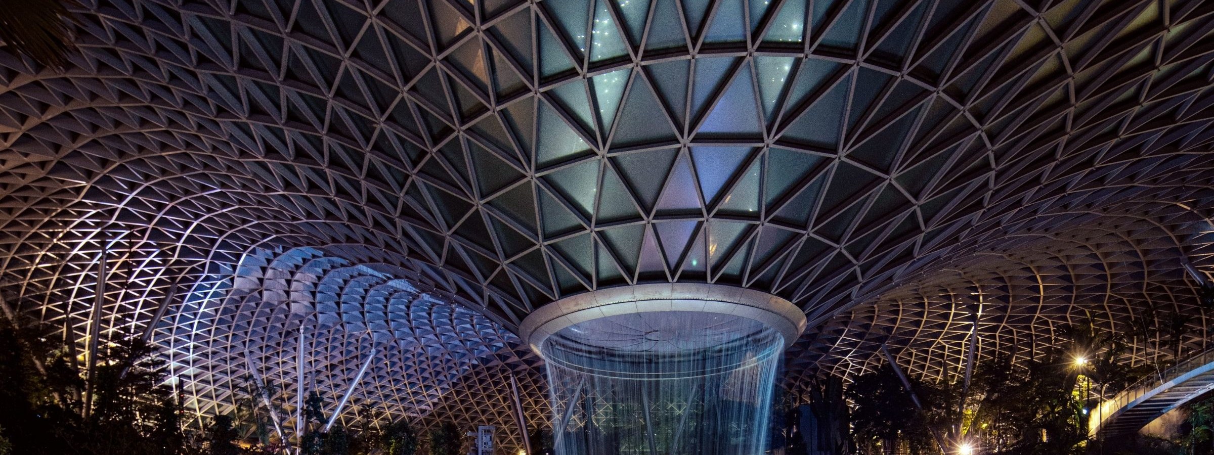 名為“冒險魔力”的全新燈光音樂秀將標誌性的星耀樟宜雨漩渦（Jewel Rain Vortex）打造成一個璀璨奪目的舞臺