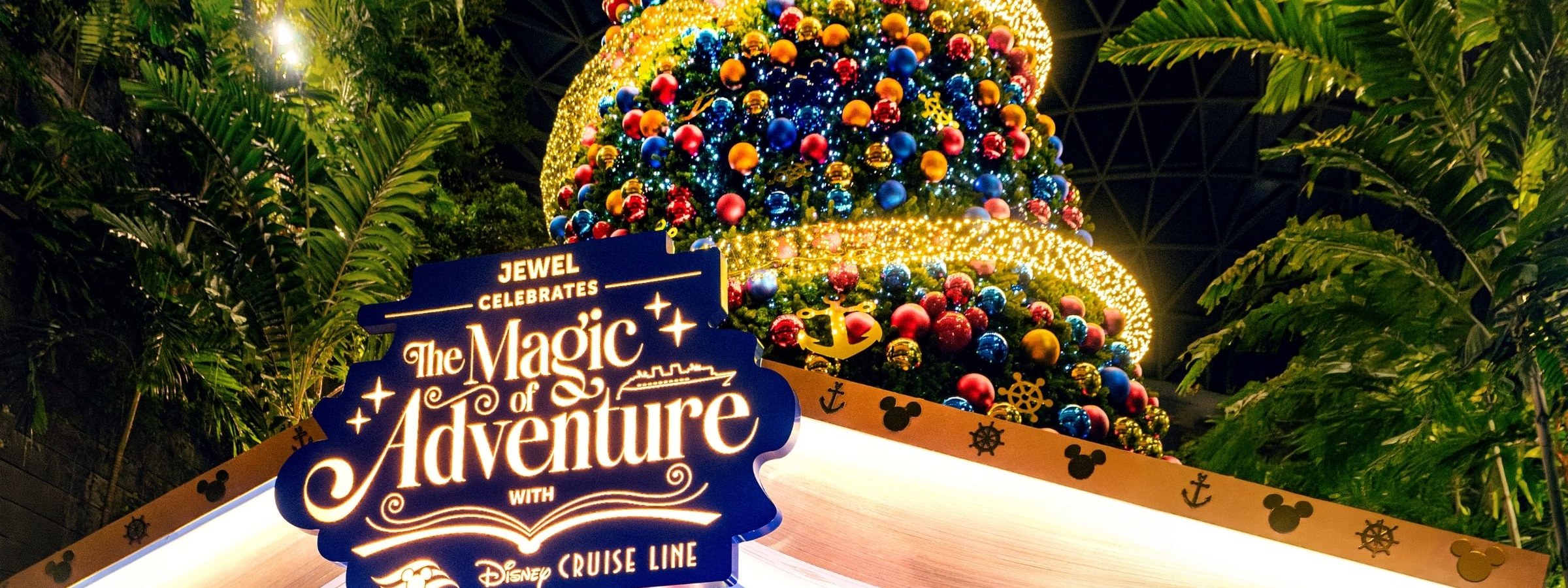 通過迪士尼郵輪（Disney Cruise Line）的主題聖誕樹，感受節日氣氛