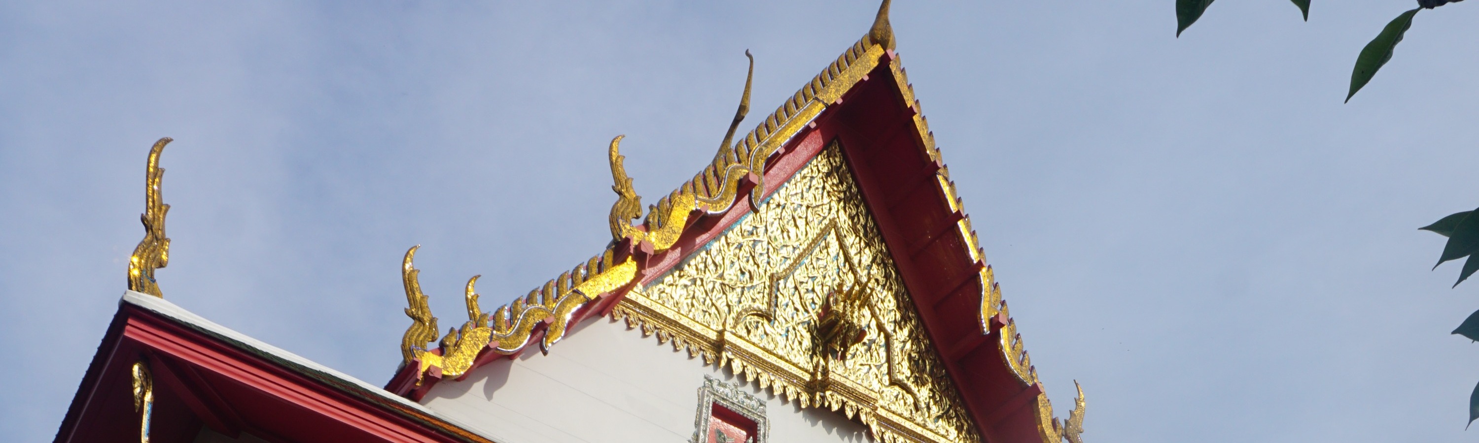 Wat Hong Rattanaram 建於大城府晚期，以其令人驚歎和錯綜複雜的外觀和內飾而聞名