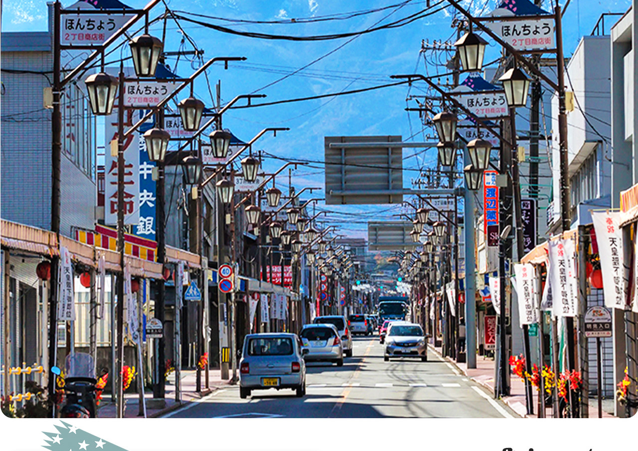 日川時計店以“通往天空的階梯”街景爆紅網路，盡頭就是令人屏息的富士山絕景。