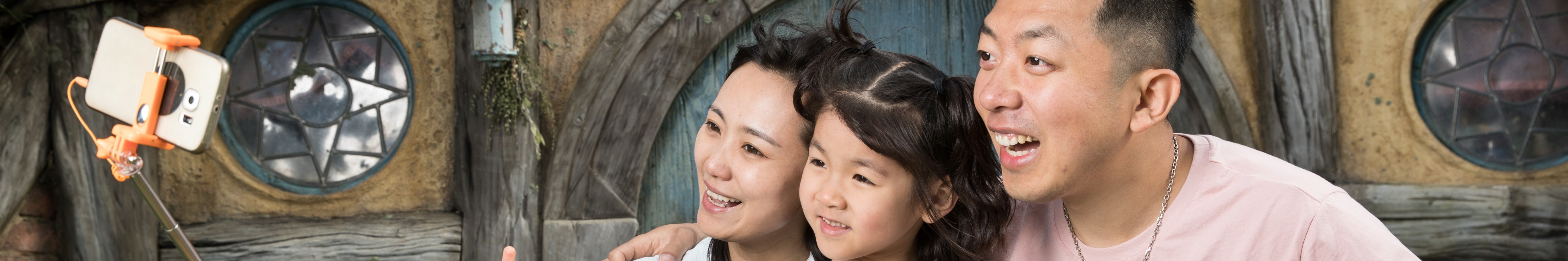 在導覽中，探索哈比村標誌性的房屋、花園和石橋背後的精湛工藝