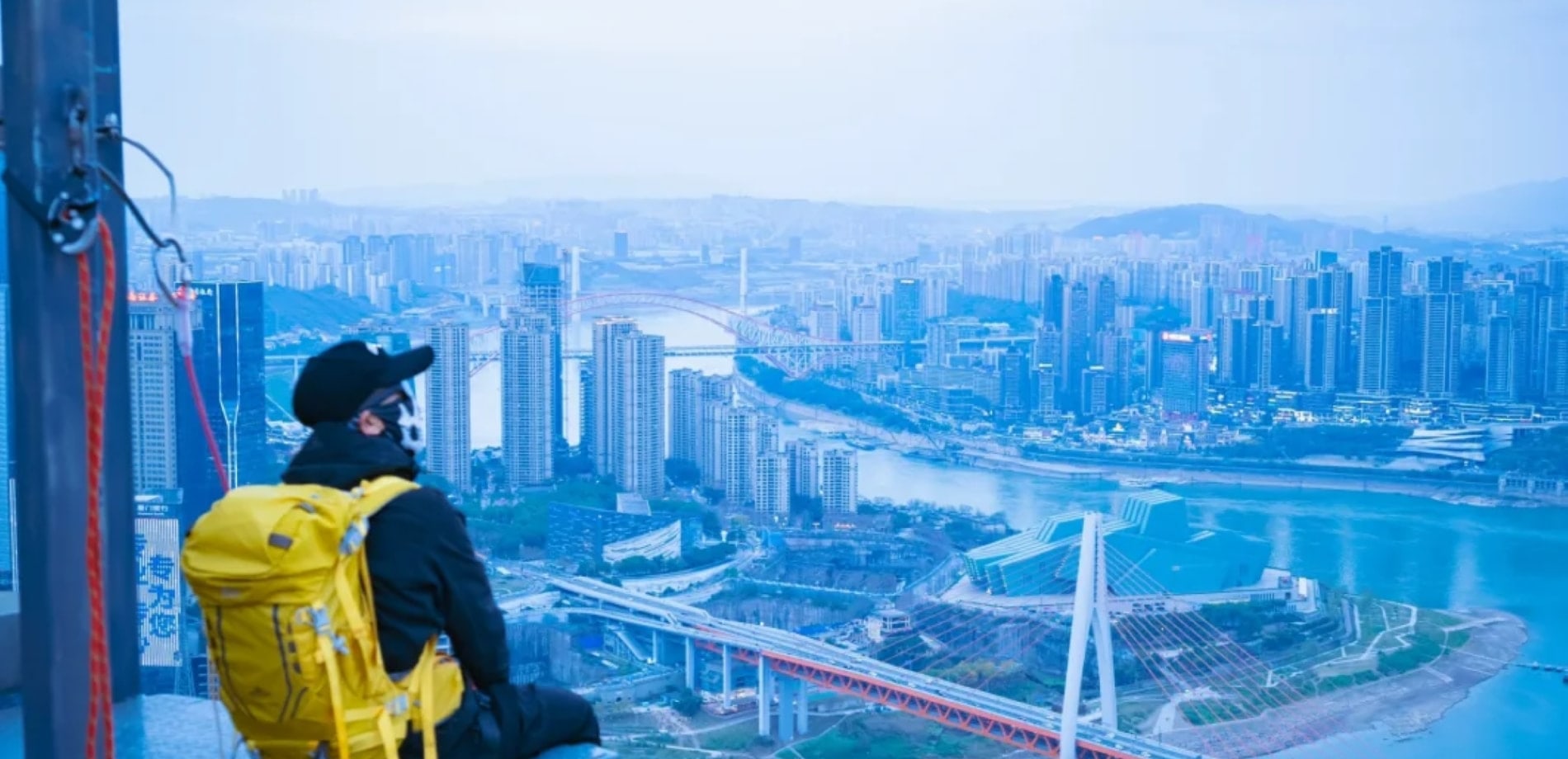 “懸界” 繩降並非傳統意義上的垂直速降,而是以安全繩為保障,讓參與者懸於世貿大廈 60 層樓體外圍,在專業指導下緩慢移動、取景拍攝,沉浸式感受高空視角的雙重衝擊 “懸界” 繩降並非傳統意義上的垂直速降,而是以安全繩為保障,讓參與者懸於世貿大廈 60 層樓體外圍,在專業指導下緩慢移動、取景拍攝,沉浸式感受高空視角的雙重衝擊