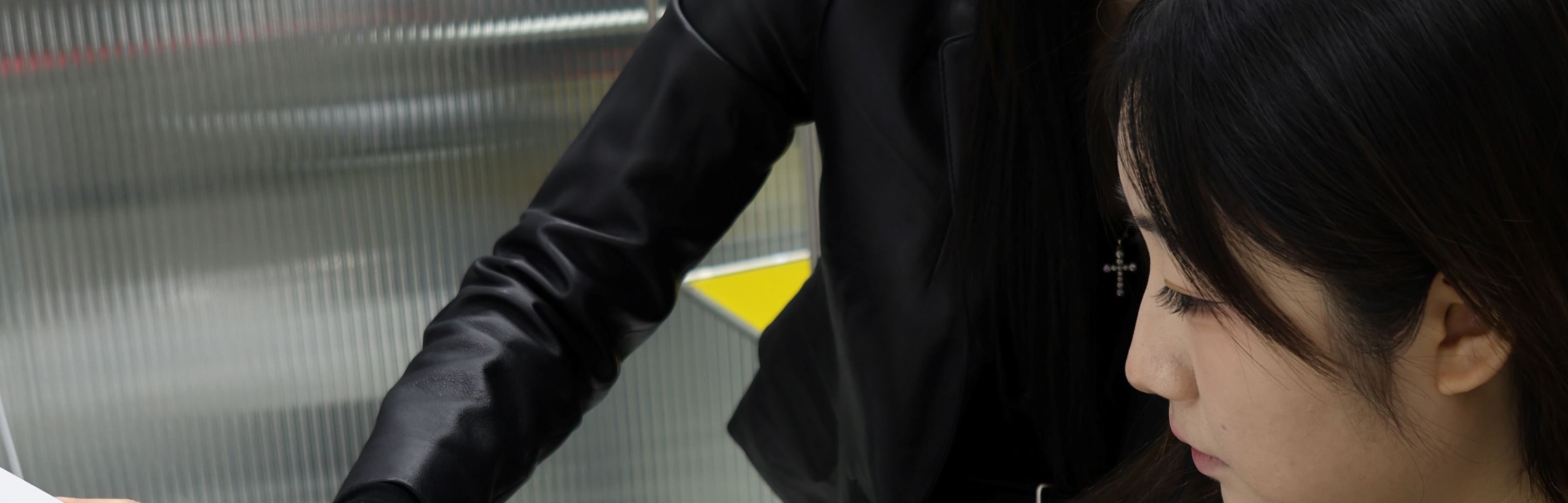 諮詢後，我們將為您打造理想的髮型設計，並進行染髮與漂髮。實際漂染次數會依您想要的髮色而異，建議與專業設計師討論後再決定。