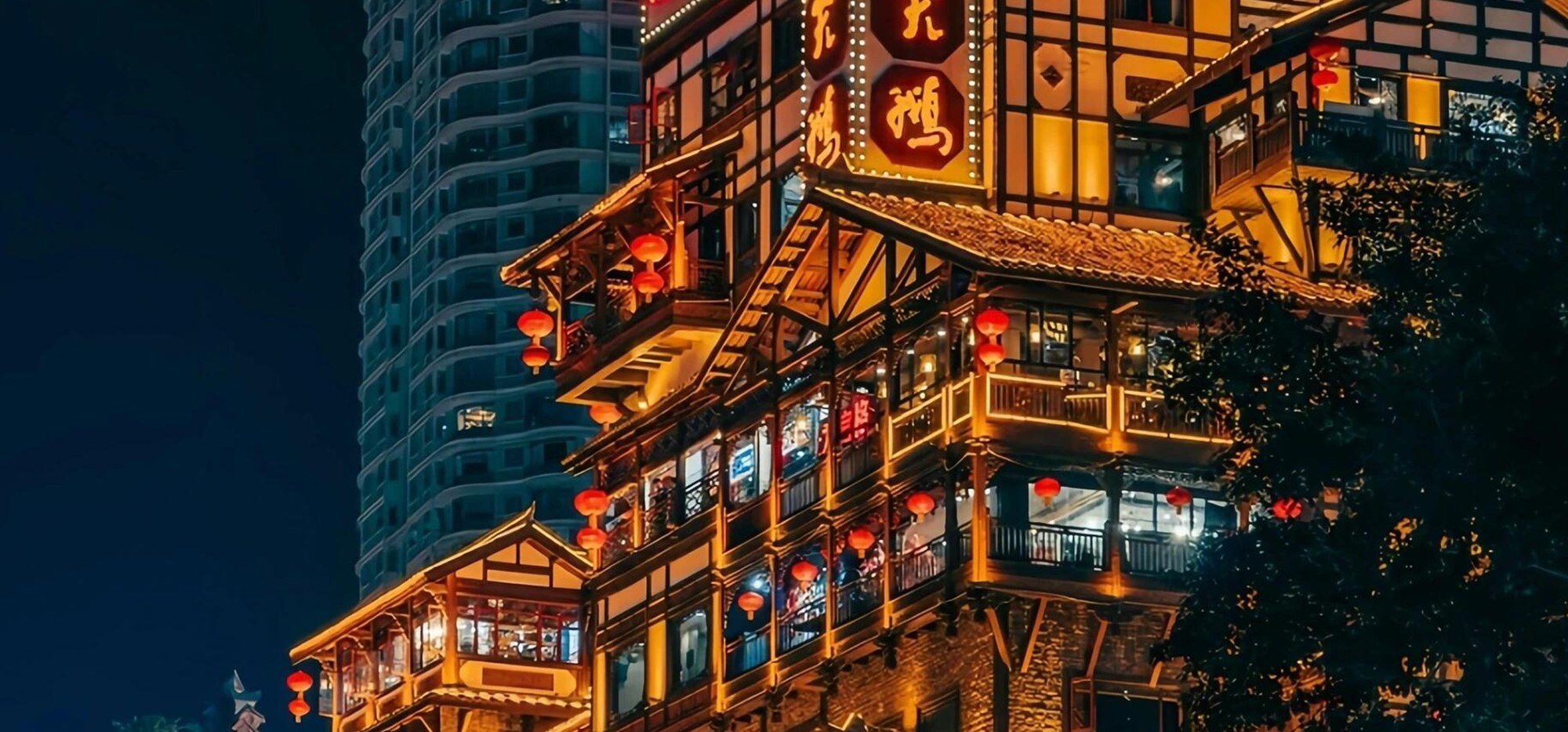 “Hongyadong, a shining pearl of Bayu style, has a dreamy night view and a thousand-year heritage waiting for you to explore.”