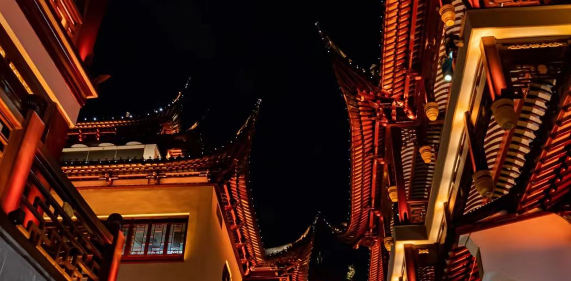 廟會中最大的特色要數城隍廟小吃了,城隍廟小吃起源於明朝永曆年間,這裡的小吃講究精巧細緻,量不多,價不貴 廟會中最大的特色要數城隍廟小吃了,城隍廟小吃起源於明朝永曆年間,這裡的小吃講究精巧細緻,量不多,價不貴