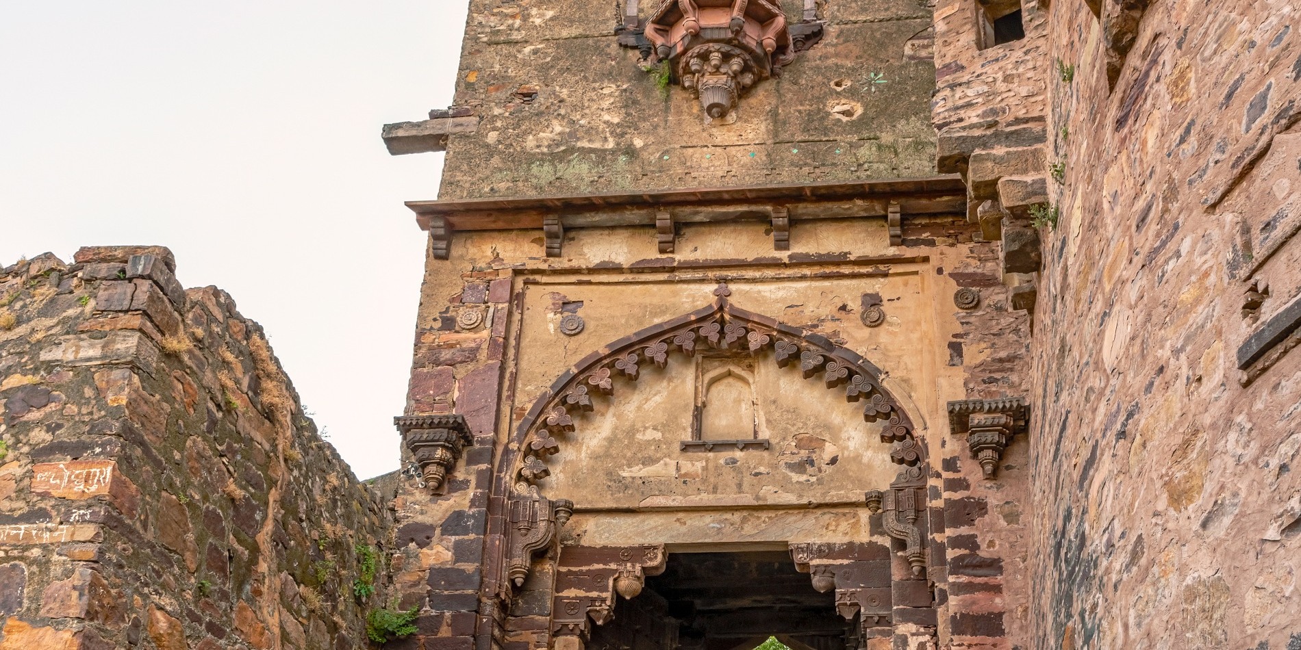 Tourists entering Misradhara gate, the main entrance gate of Ranthambore Fort.